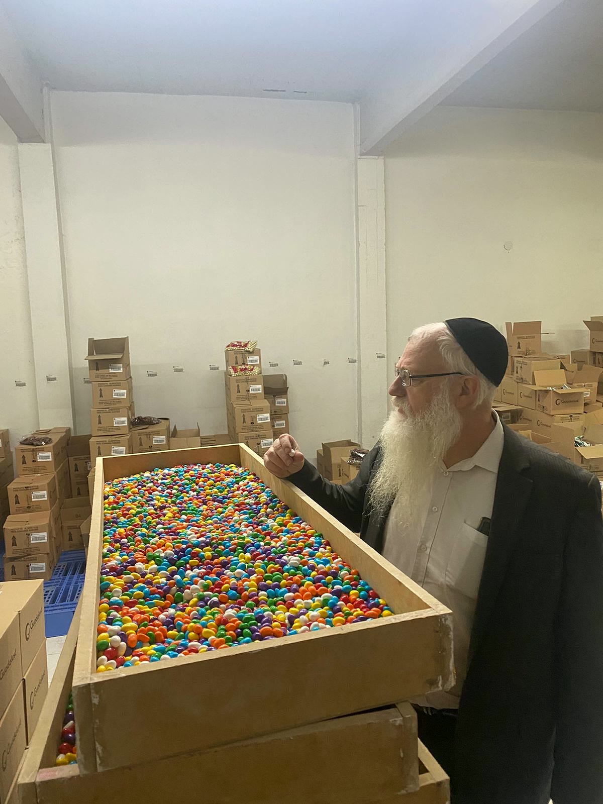 Rab Mordejai Bobek supervisando personalmente una certificación kosher en planta